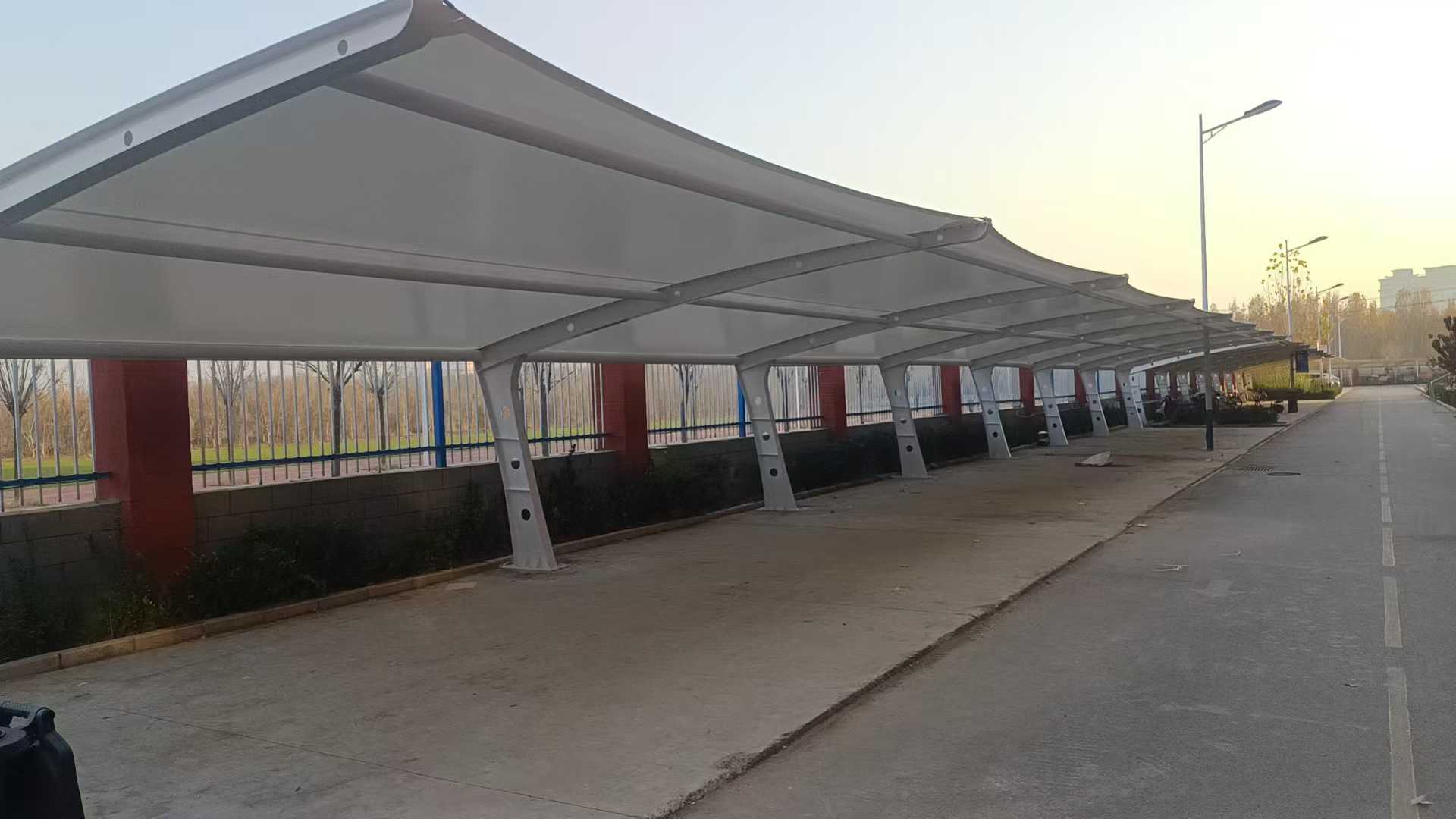 膜结构停车棚安装案例